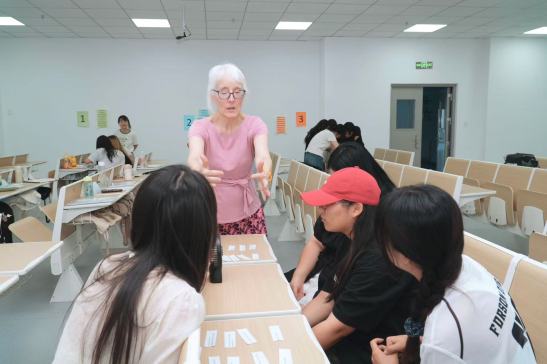 a teacher giving beedback to a group about how to complete an activity